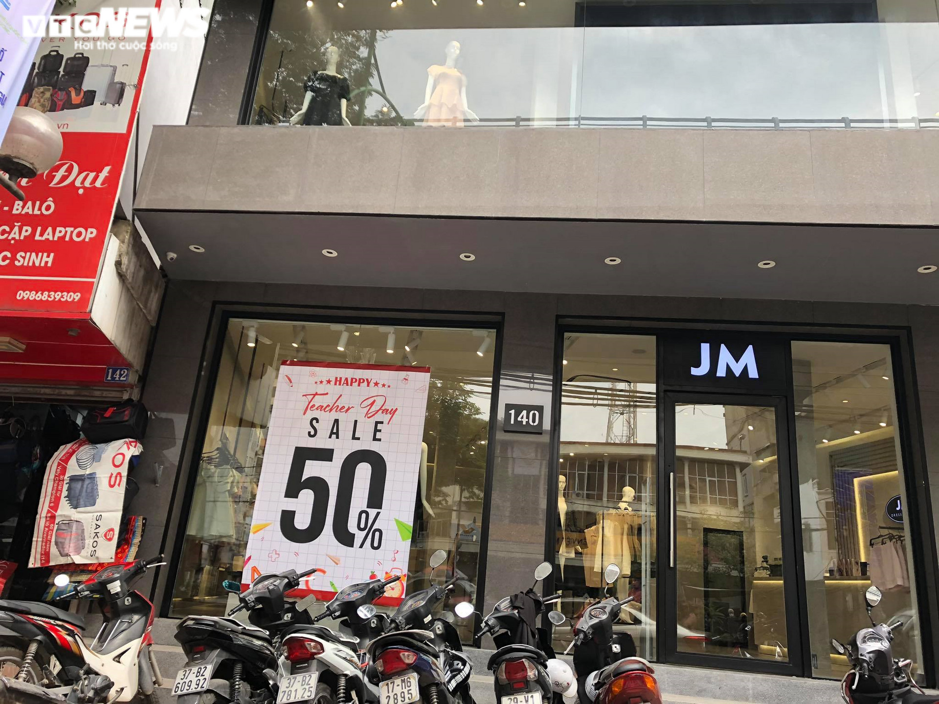Black Friday: Cửa hàng thời trang Hà Nội siêu giảm giá, khách vẫn thờ ơ - 6
