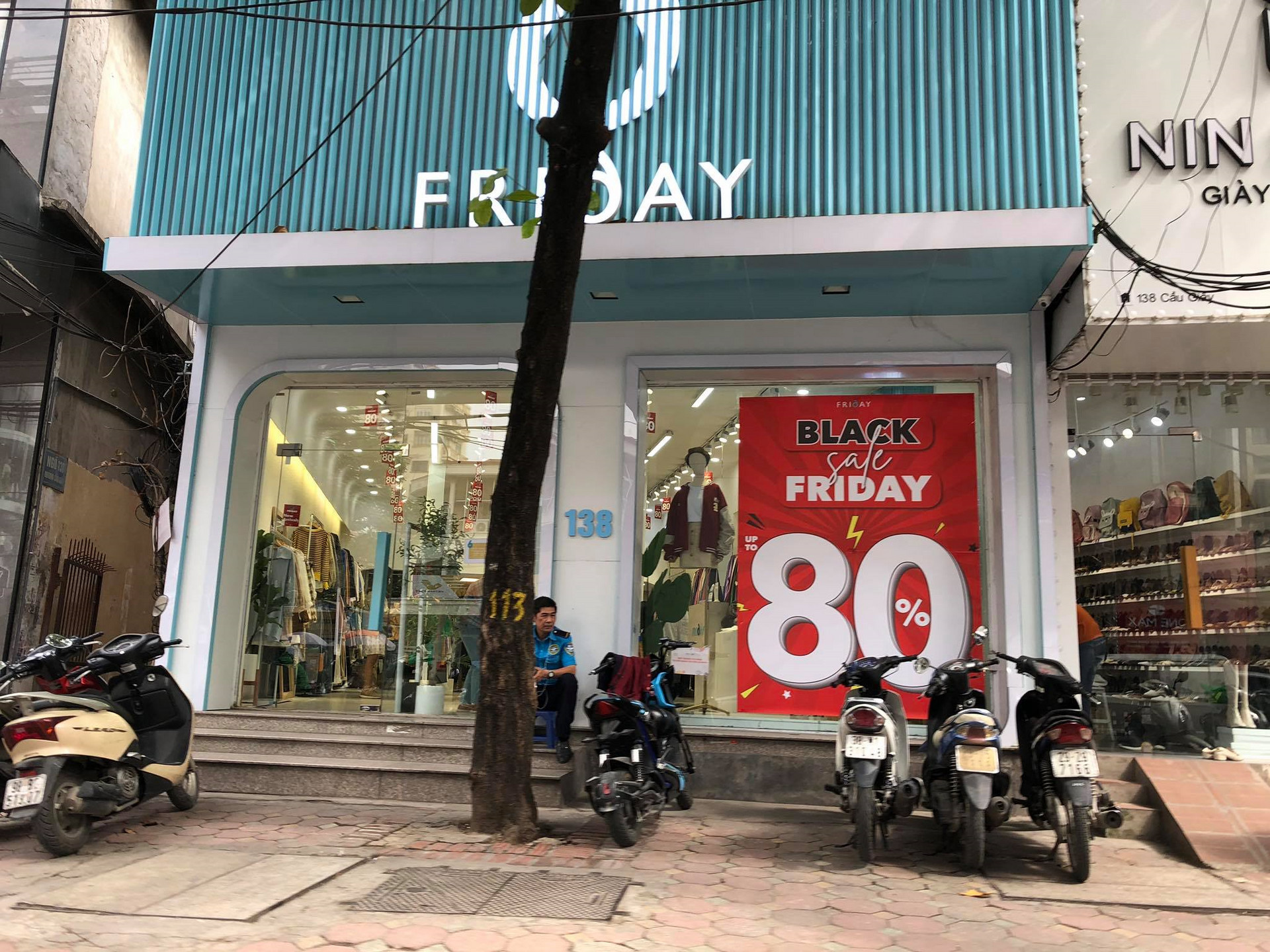 Black Friday: Cửa hàng thời trang Hà Nội siêu giảm giá, khách vẫn thờ ơ - 5