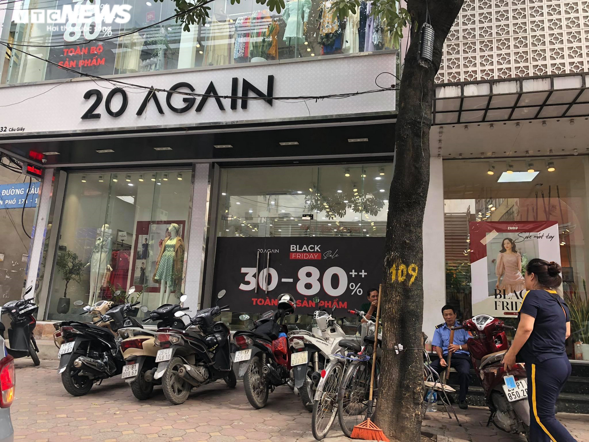 Black Friday: Cửa hàng thời trang Hà Nội siêu giảm giá, khách vẫn thờ ơ - 3