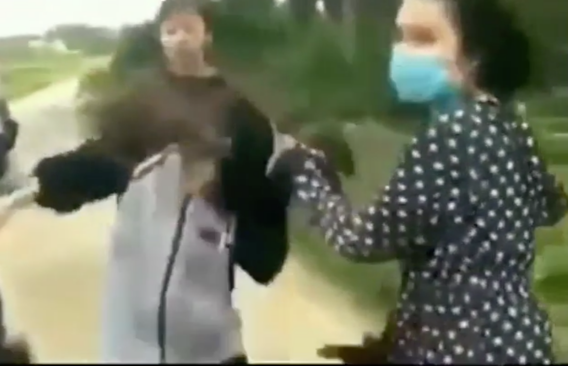 Thêm vụ nữ sinh Thanh Hoá dùng mũ bảo hiểm đánh vào đầu bạn, bắt quỳ xin lỗi - 1