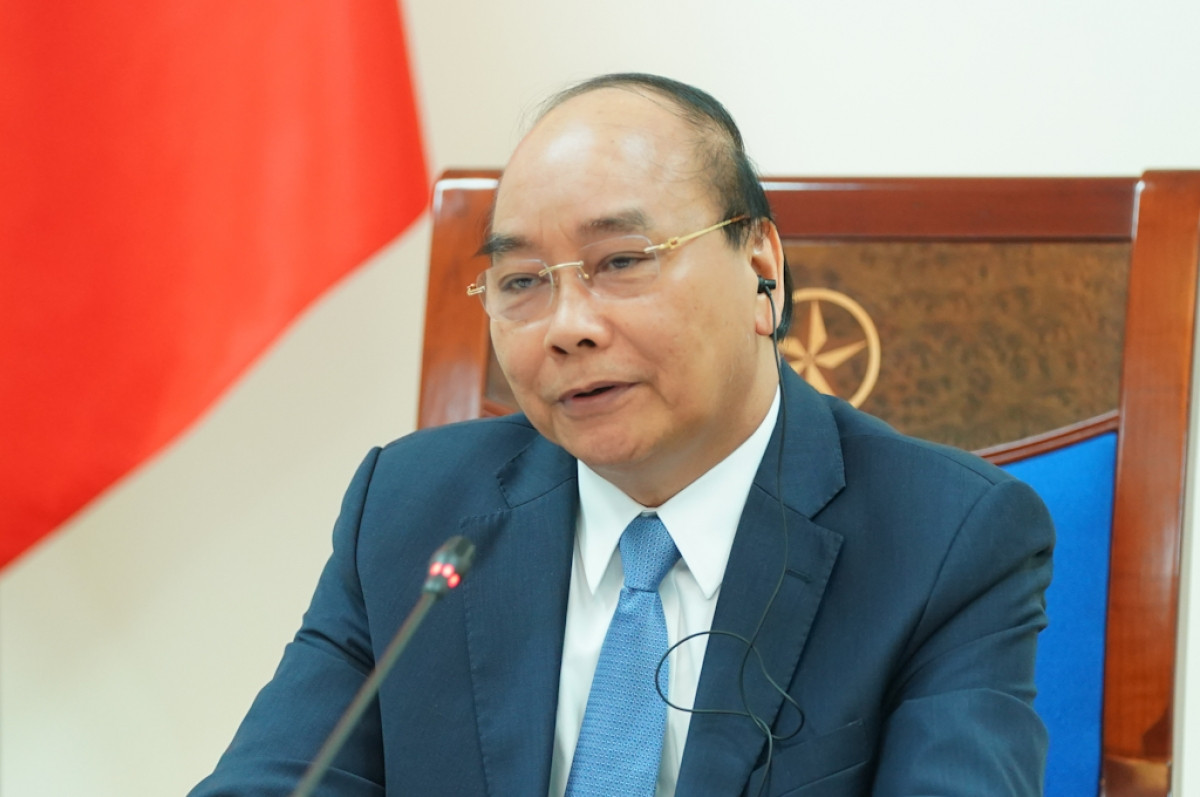 Thủ tướng Nguyễn Xuân Phúc hội đàm trực tuyến với Thủ tướng Campuchia Samdech Techo Hun Sen, ngày 24/11. Ảnh: VGPO/Quang Hiếu