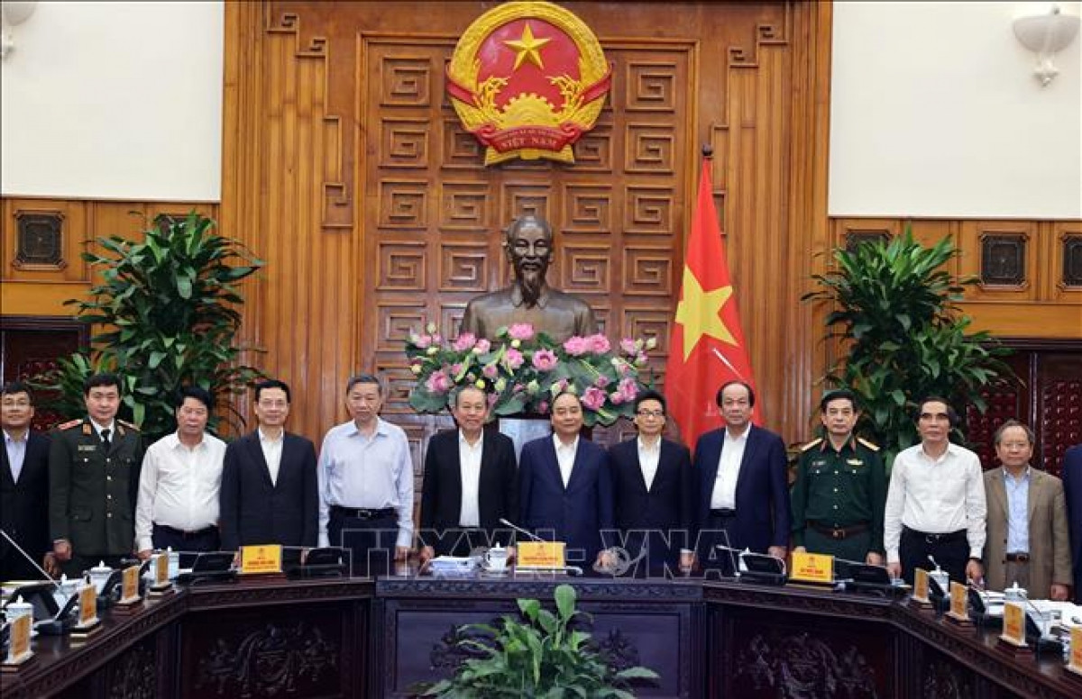 Thủ tướng Nguyễn Xuân Phúc, Trưởng Ban chỉ đạo và các thành viên Ban Chỉ đạo An toàn, An ninh mạng Quốc gia ra mắt tại phiên họp thứ nhất. Ảnh: Thống Nhất/TTXVN.