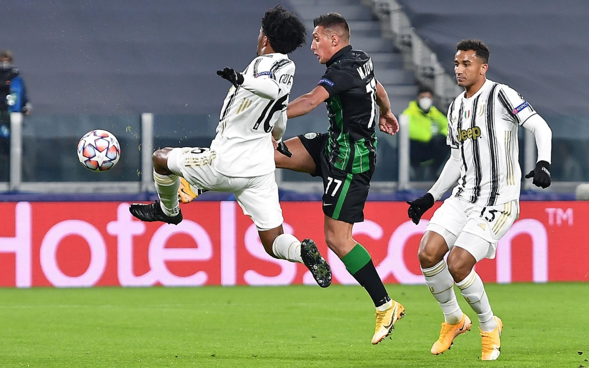 Myrto Uzuni chớp thời cơ xé lưới Juventus ở phút 19.