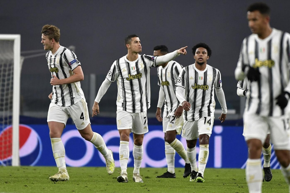 Ngược dòng đánh bại Ferencvaros, Juventus có 9 điểm/4 trận, đứng nhì bảng G và cùng Barca đi tiếp vào vòng knock-out sớm 2 lượt đấu.