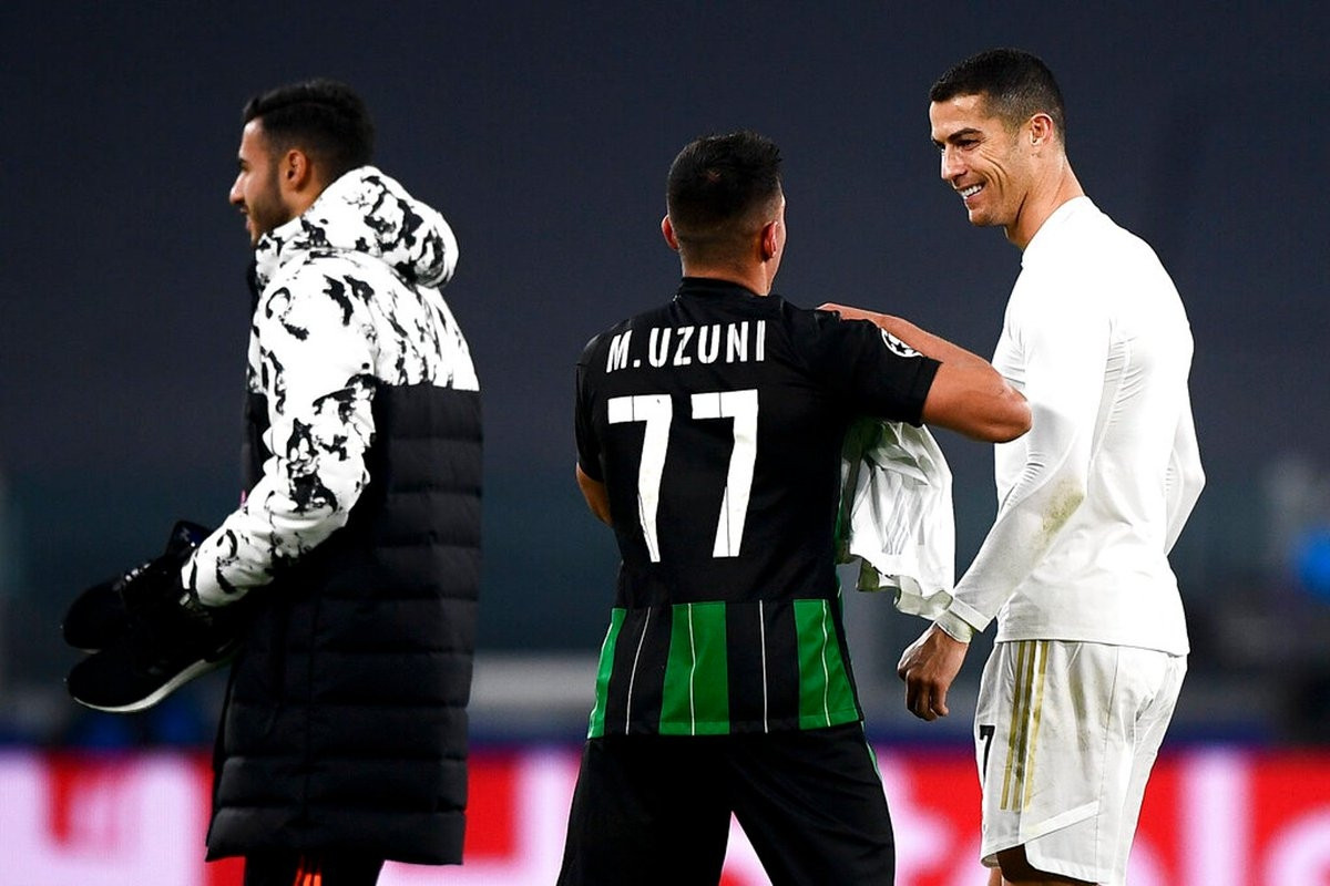 Kết thúc trận đấu, Myrto Uzuni có thêm kỷ niệm đẹp khi đổi áo cùng Cristiano Ronaldo.