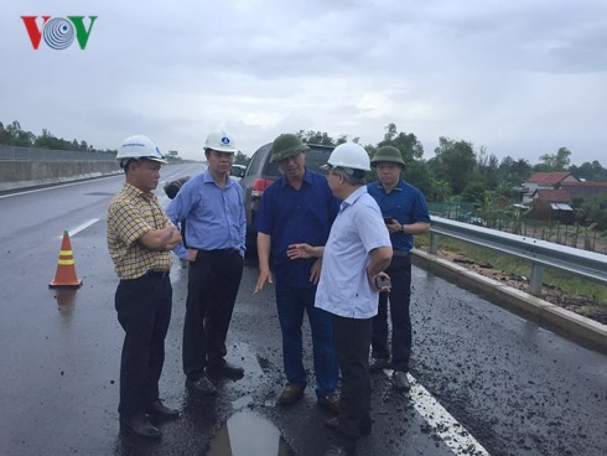 Lãnh đạo Bộ GTVT kiểm tra tuyến cao tốc tỷ đô Đà Nẵng - Quảng Ngãi vừa thông xe đã hỏng trước đó.