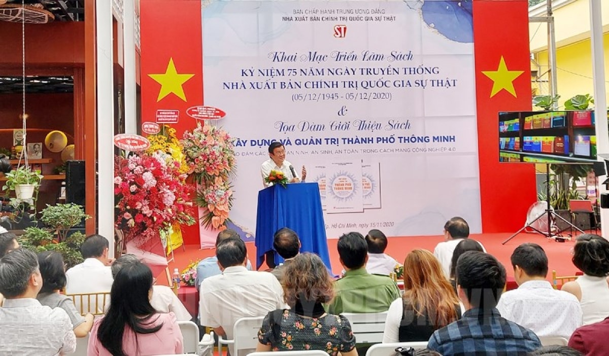 Đông đảo nhà khoa học, cộng tác viên và bạn đọc đã đến dự chương trình triển lãm sách kỷ niệm 75 năm thành lập NXB Chính trị quốc gia Sự thật. (Ảnh: Đảng Bộ TPHCM)