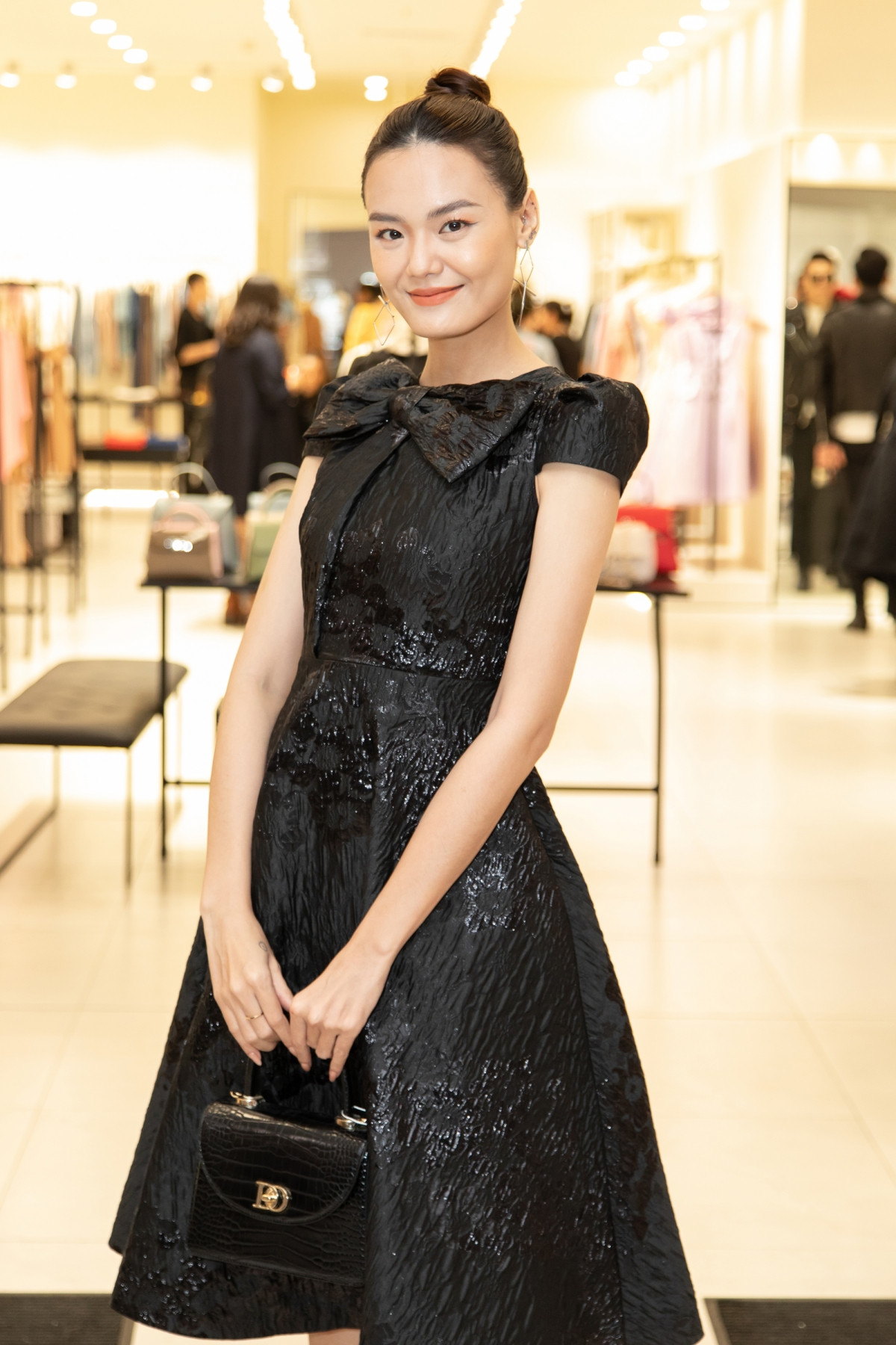 Người mẫu Lê Thanh Thảo điệu đà trong chiếc đầm xoè màu đen, nhấn nhá bằng hoạ tiết nơ to bản ở ngực.