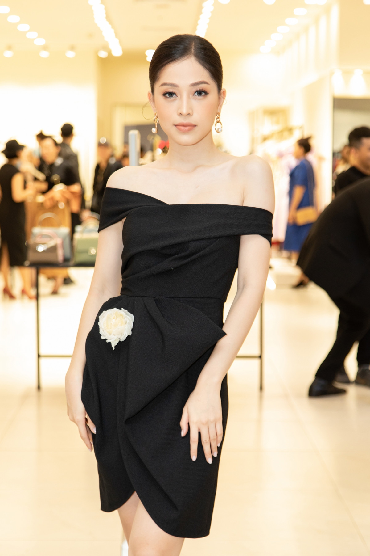 Á hậu Việt Nam 2018 Bùi Phương Nga chọn diện thiết kế màu đen với những đường gấp nếp tạo phom đặc trưng, mang dấu ấn đậm nét của Đỗ Mạnh Cường.