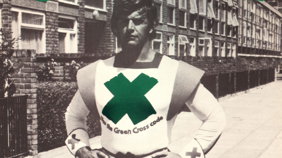 David Prowse với bộ đồ Green Cross Code Man với sứ mệnh đảm bảo an toàn giao thông cho trẻ em. Nguồn: Sky