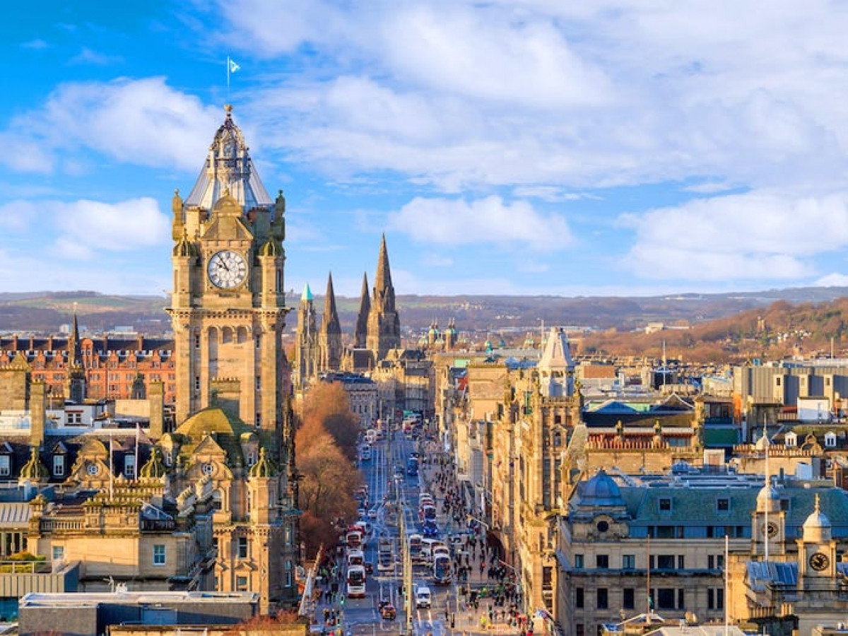 Thành phố Edinburgh (Scotland) - nơi Rowling sinh sống chính là nguồn cảm hứng chính để xây dựng bộ truyện. Tại đây có ngôi trường George Heriot - hình mẫu để xây dựng trường Hogwarts, quán cà phê The Elephant House - nơi bắt đầu câu chuyện Harry Potter hay nghĩa trang Greyfriars Kirkyard - nơi chôn cất Tom Riddle cha.