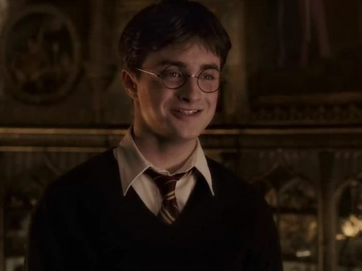 Đồng phục của học sinh trường Hogwarts là những trang phục tốn kém nhất trong phim, bao gồm áo choàng lông cừu và cà vạt lụa.