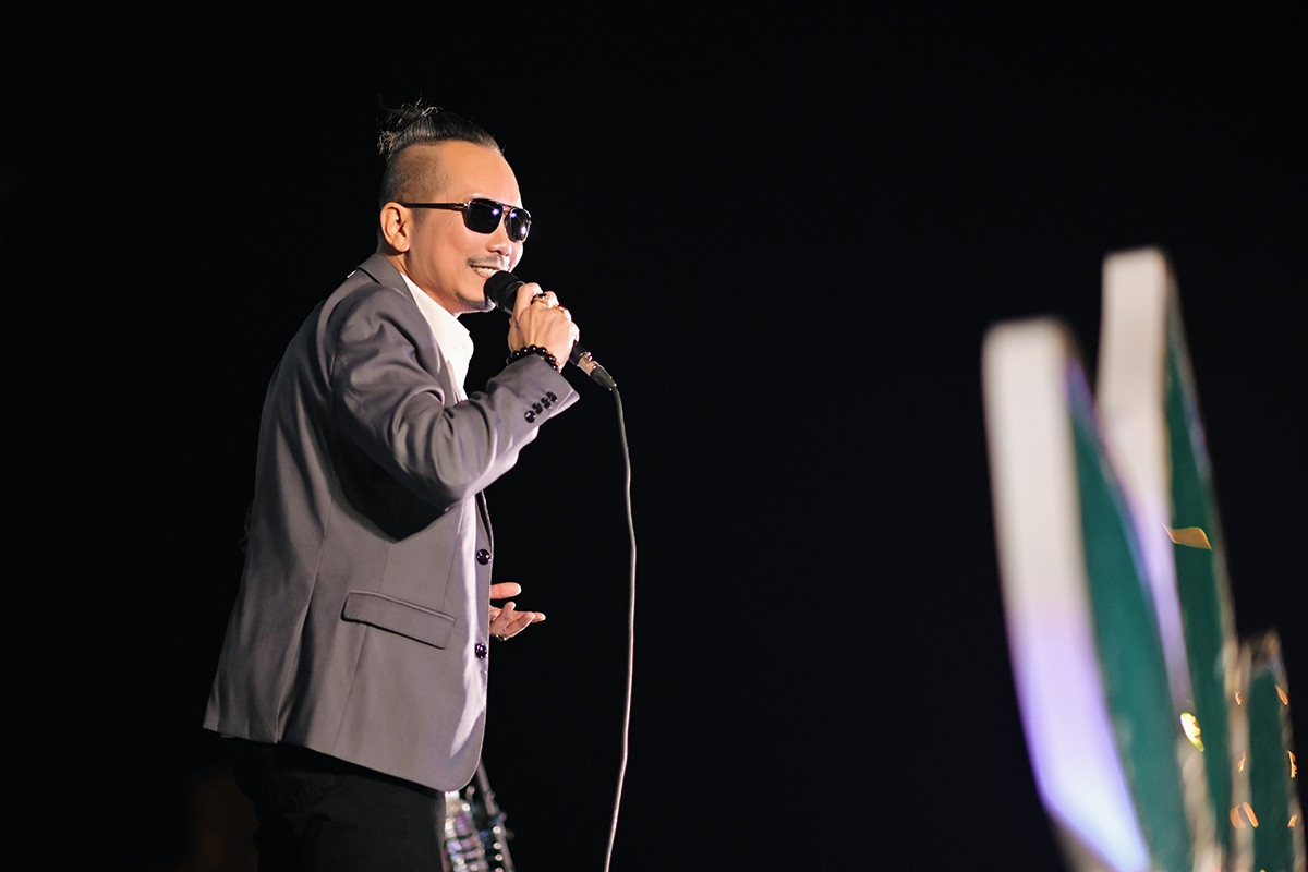Jimmii Nguyễn thể hiện loạt ca khúc hit.