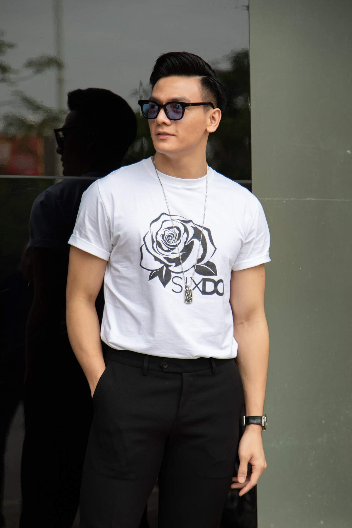 Diễn viên/người mẫu Lê Xuân Tiền phối áo trắng hoạ tiết đen cùng quần skinny thời trang, trẻ trung.
