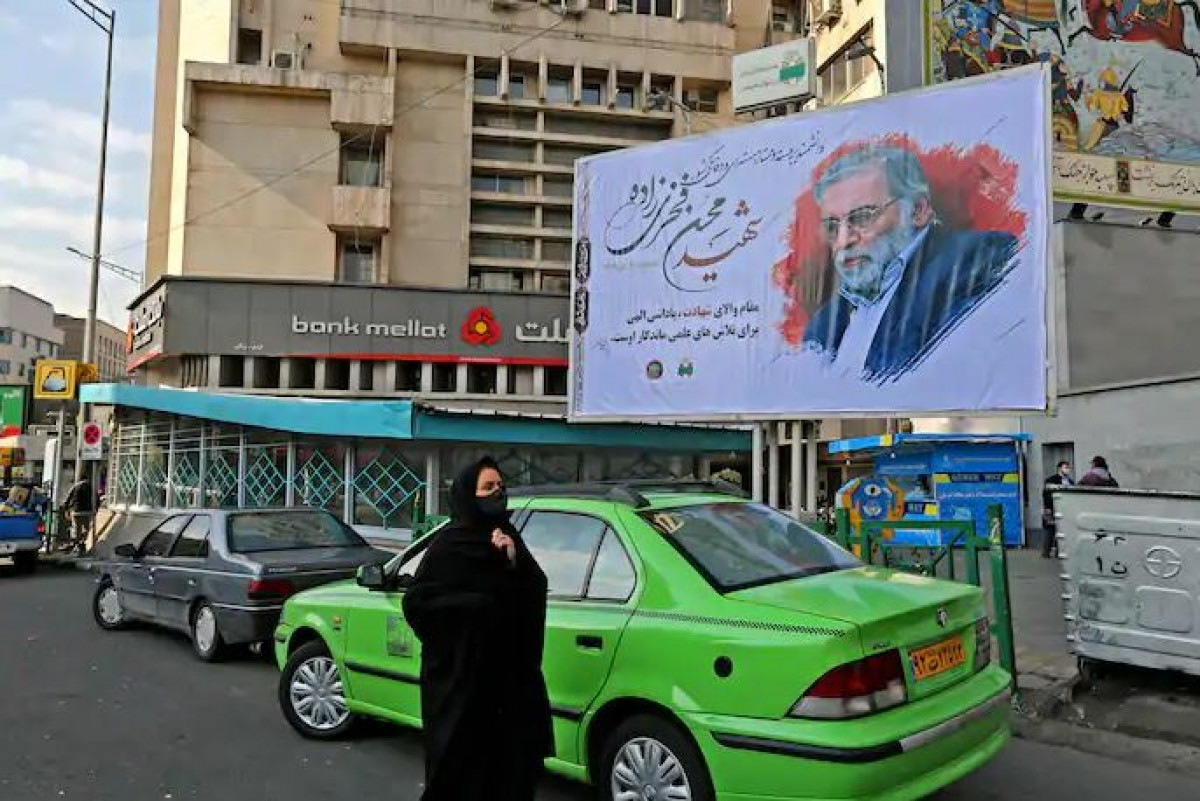 Một người phụ nữa đi qua tấm bảng tưởng nhớ nhà khoa học hạt nhân Mohsen Fakhrizadeh ở Tehran, Iran ngày 30/11. Ảnh: AFP