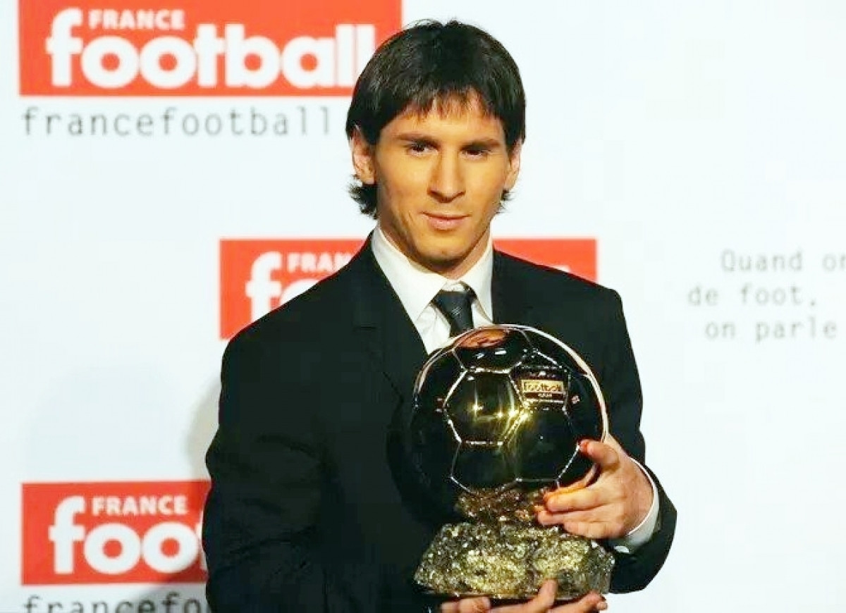 Messi giành Quả bóng Vàng năm 2009 (Ảnh: Getty).