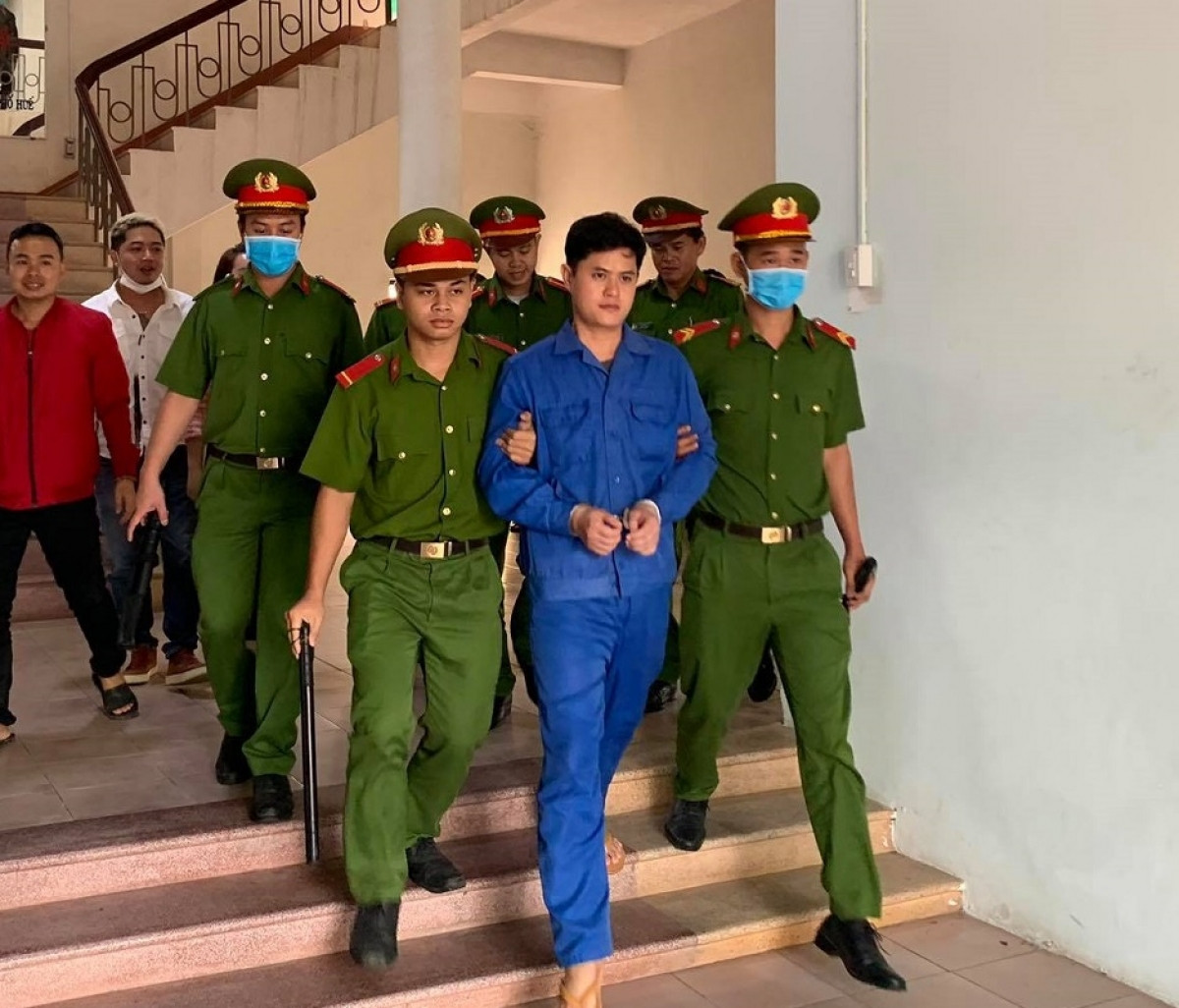 Lê Quang Huy Phương bị dẫn giải tại tòa