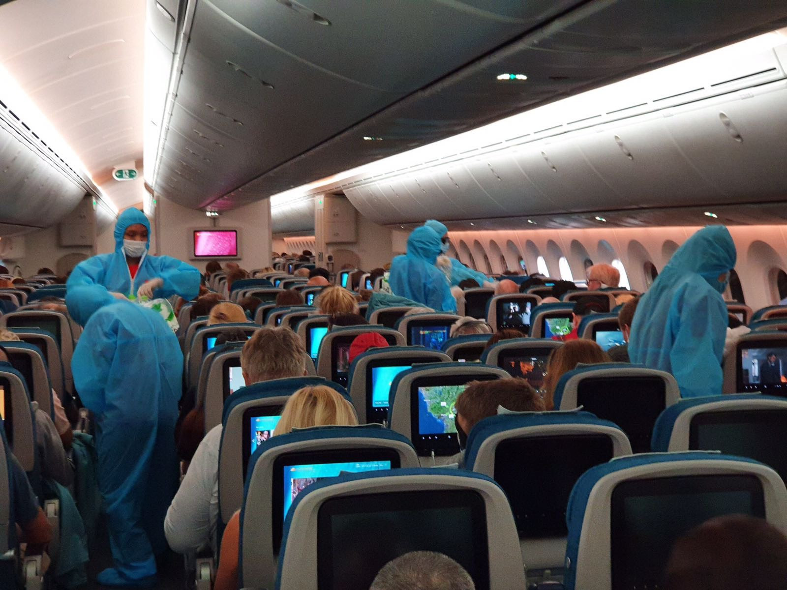 Tiếp viên không tuân thủ quy định cách ly COVID-19, Vietnam Airlines xin lỗi  - 1