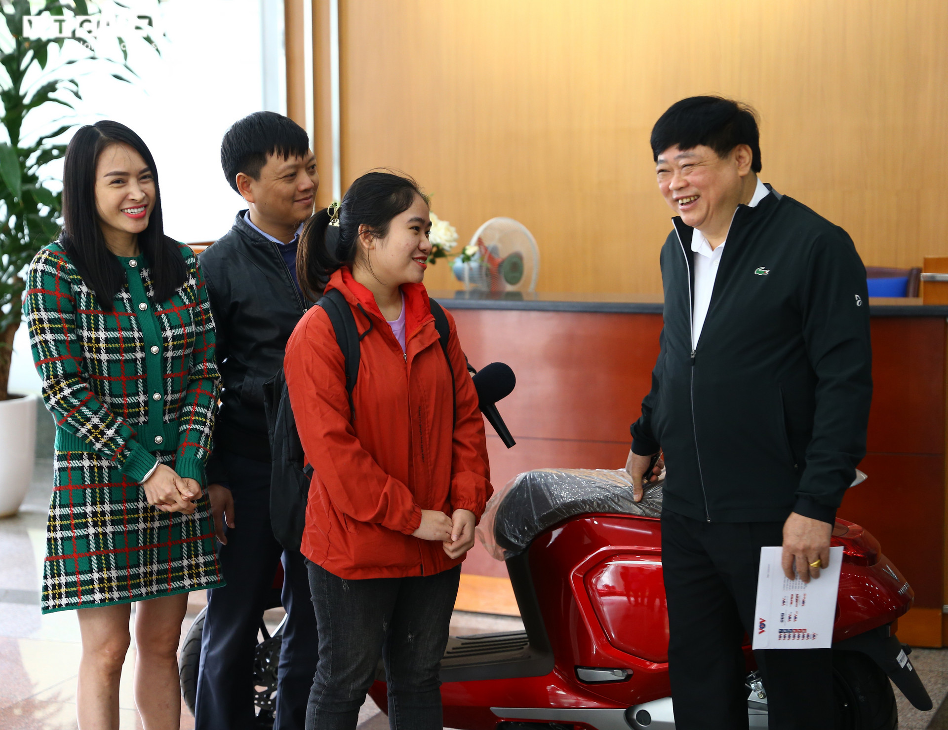 Đài Tiếng nói Việt Nam trao tặng xe máy điện cho sinh viên miền Trung  - 2