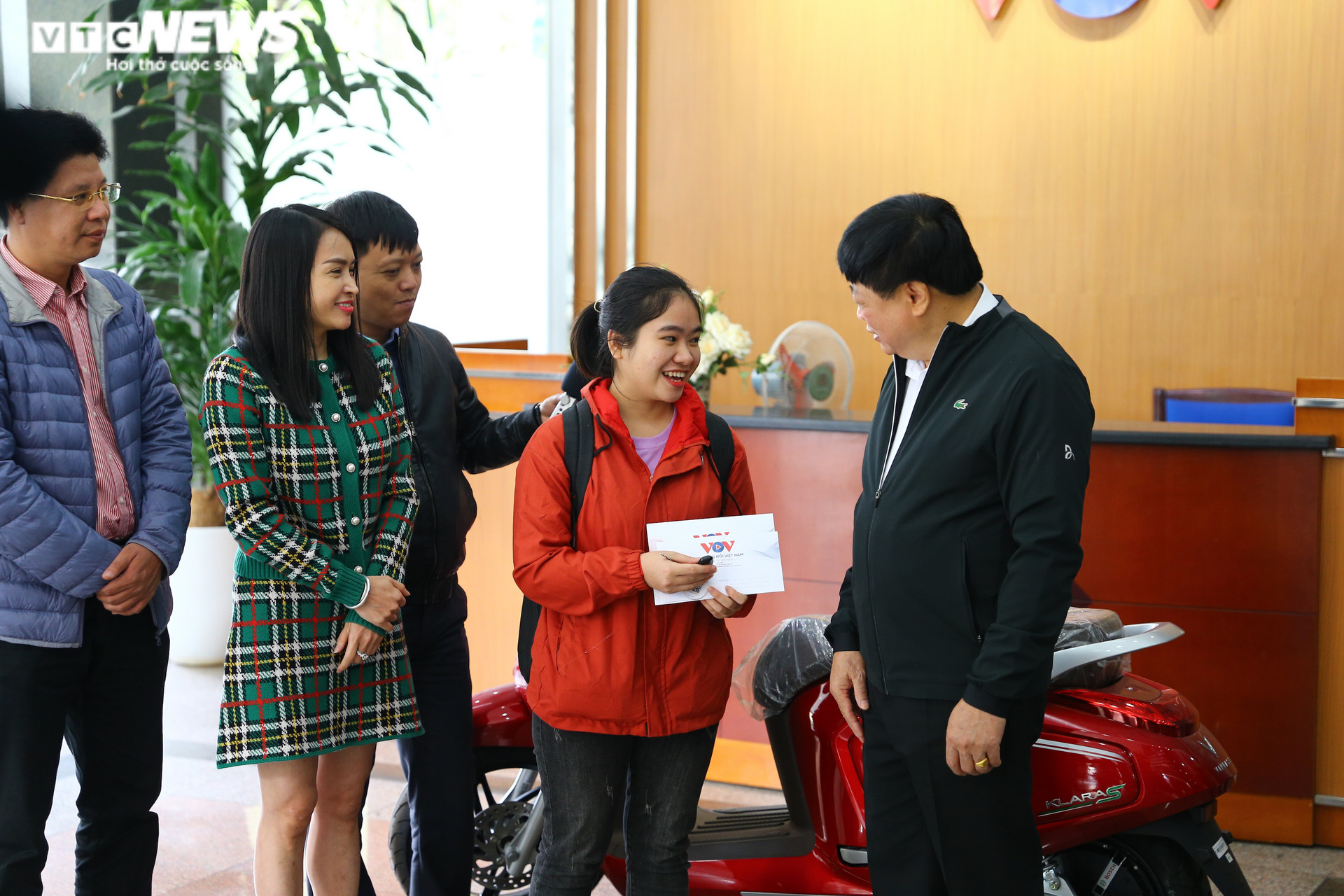 Đài Tiếng nói Việt Nam trao tặng xe máy điện cho sinh viên miền Trung  - 3
