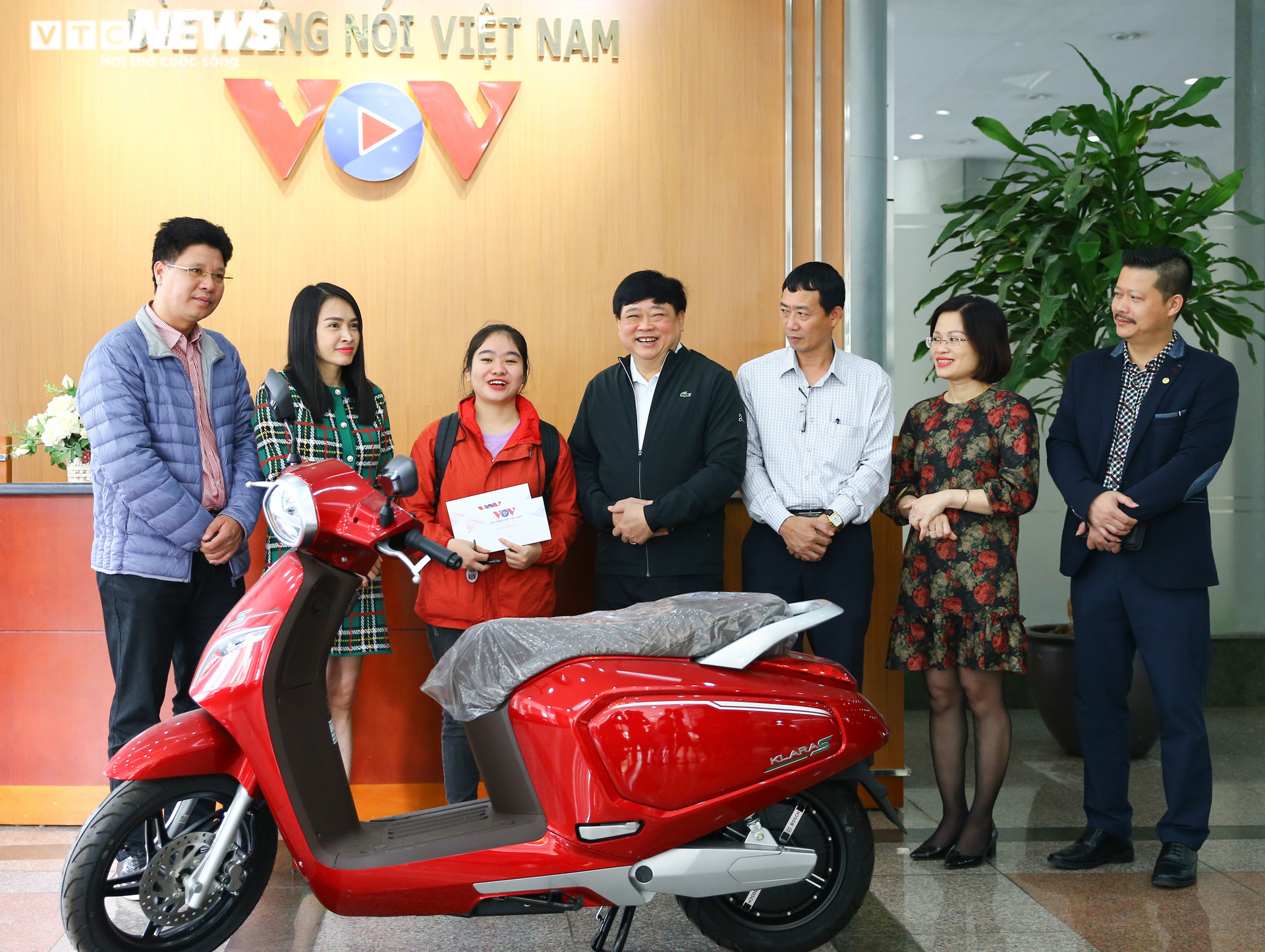 Đài Tiếng nói Việt Nam trao tặng xe máy điện cho sinh viên miền Trung  - 1