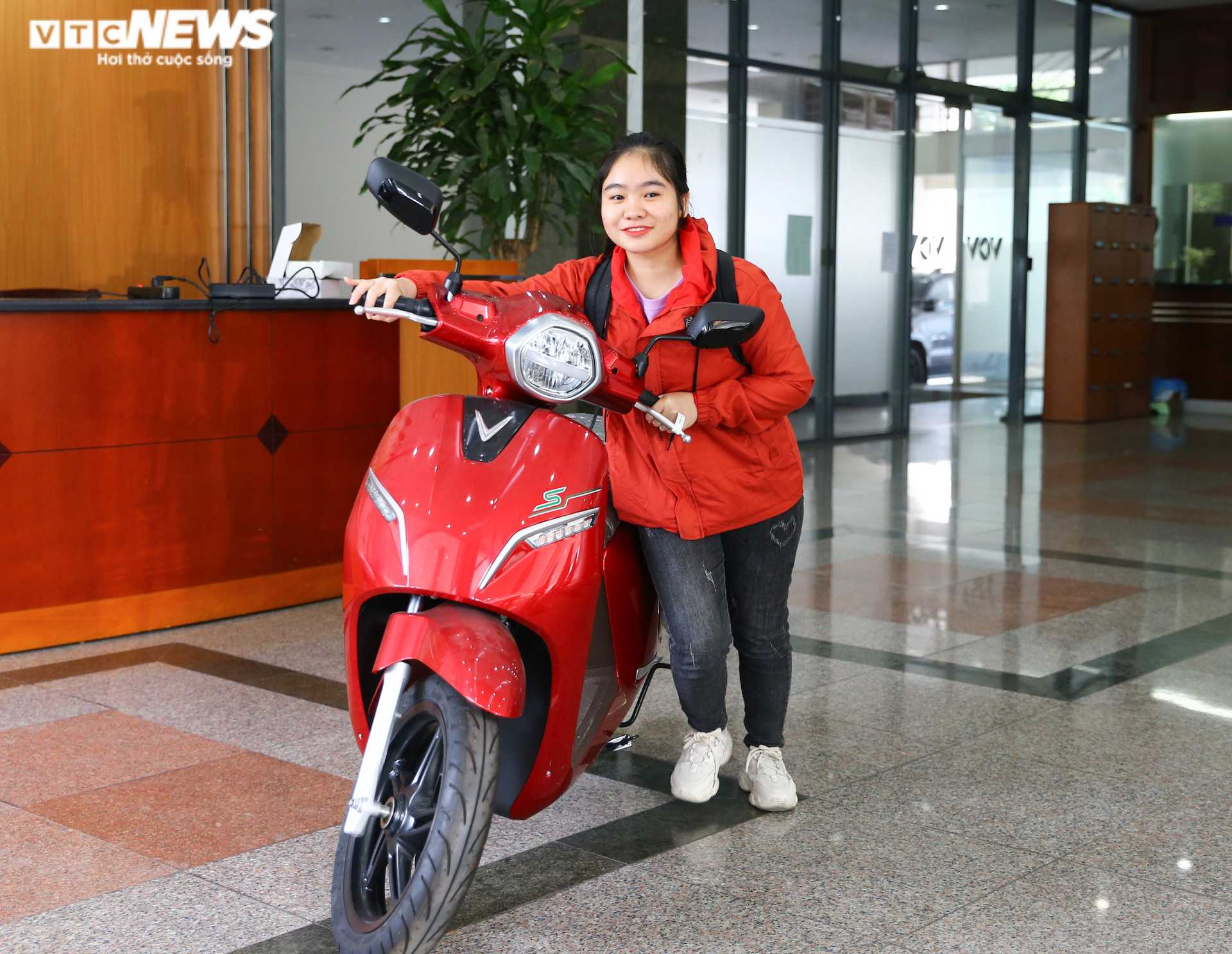 Đài Tiếng nói Việt Nam trao tặng xe máy điện cho sinh viên miền Trung  - 5