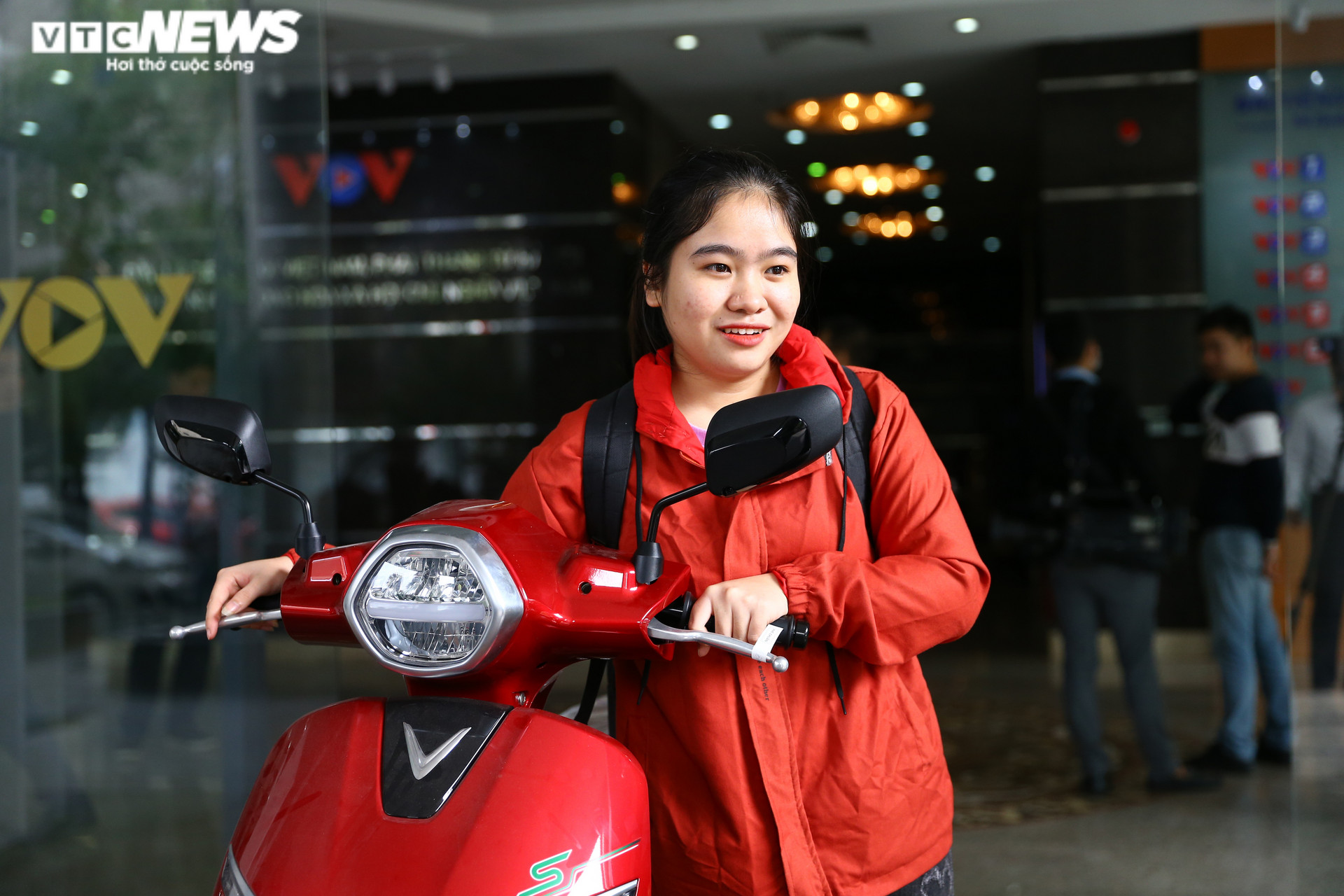 Đài Tiếng nói Việt Nam trao tặng xe máy điện cho sinh viên miền Trung  - 6
