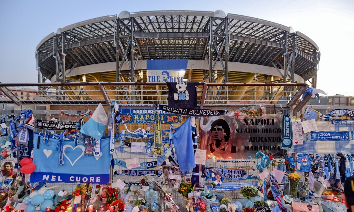 Người hâm mộ Napoli bày tỏ sự tiếc thương Maradona. (Ảnh: Getty)