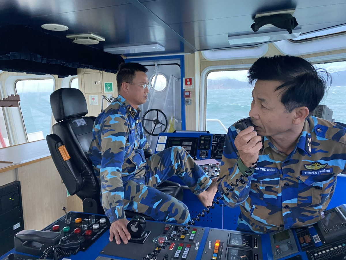                    Thiếu tá Nguyễn Văn Chính, Thuyền trưởng Tàu 991 đang chỉ huy tàu lai kéo
