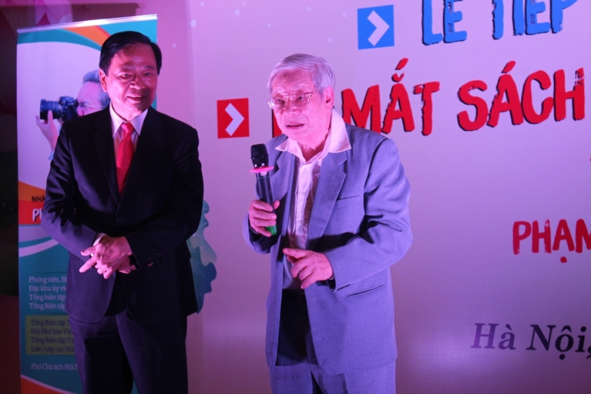 Ông Trịnh Hải hiến tặng ảnh Bác Hồ trong lễ tiếp nhận hiện vật lần thứ 12 (Hội báo Toàn quốc 2019).