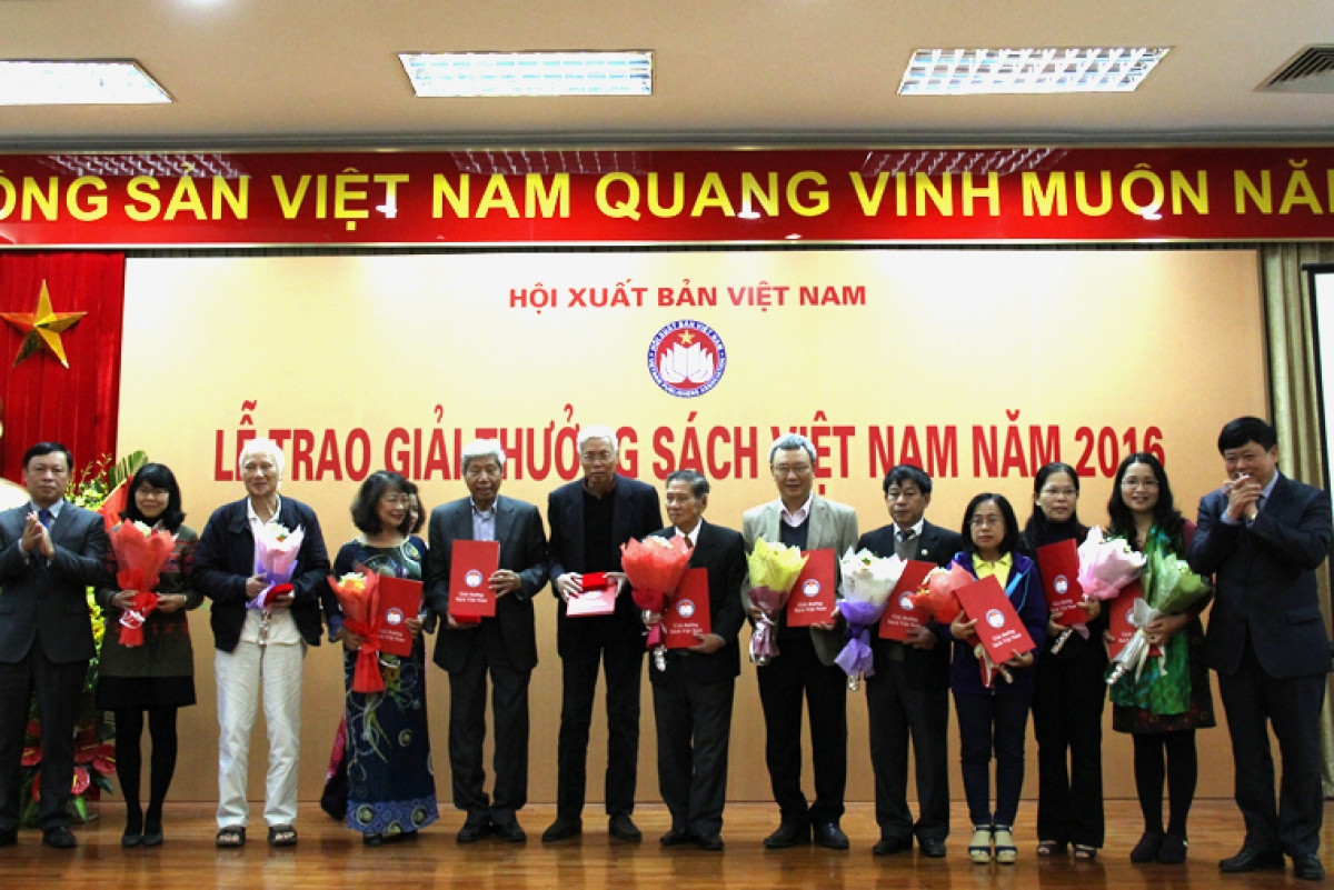 NXB Khoa học và Kỹ thuật nhận Giải Vàng tại Lễ trao Giải thưởng sách Việt Nam năm 2016.