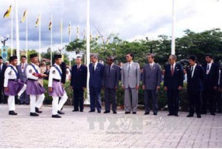Việt Nam gia nhập ASEAN: Khi lá cờ đỏ sao vàng tung bay trên bầu trời Brunei - 4