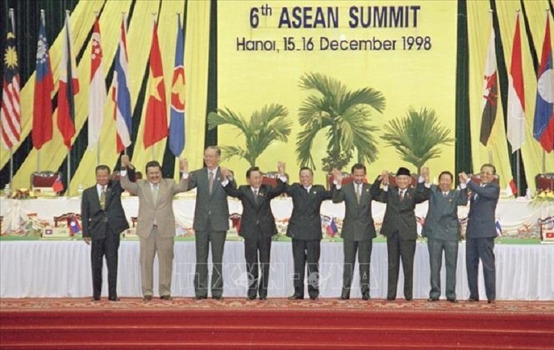 Việt Nam gia nhập ASEAN: Khi lá cờ đỏ sao vàng tung bay trên bầu trời Brunei - 7