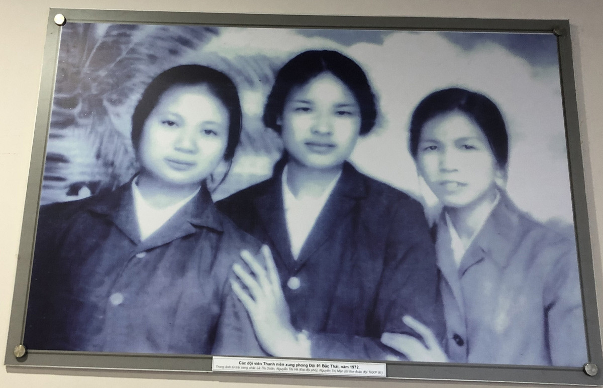 Ảnh tư liệu: Các đội viên TNXP Đội 91 Bắc Thái năm 1972. Từ trái sang phải là các chị: Lê Thị Doãn, Nguyễn Thị Vẻ (Đại đội Phó), Nguyễn Thị Mận (Bí thư Đoàn Thanh niên).
 