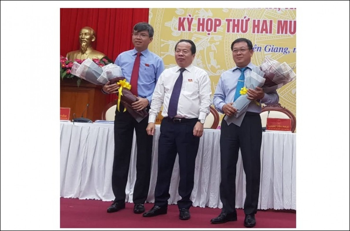 Ông Nguyễn Lưu Trung (mặc áo xanh bên trái) được bầu giữ chức Phó chủ tịch UBND tỉnh Kiên Giang