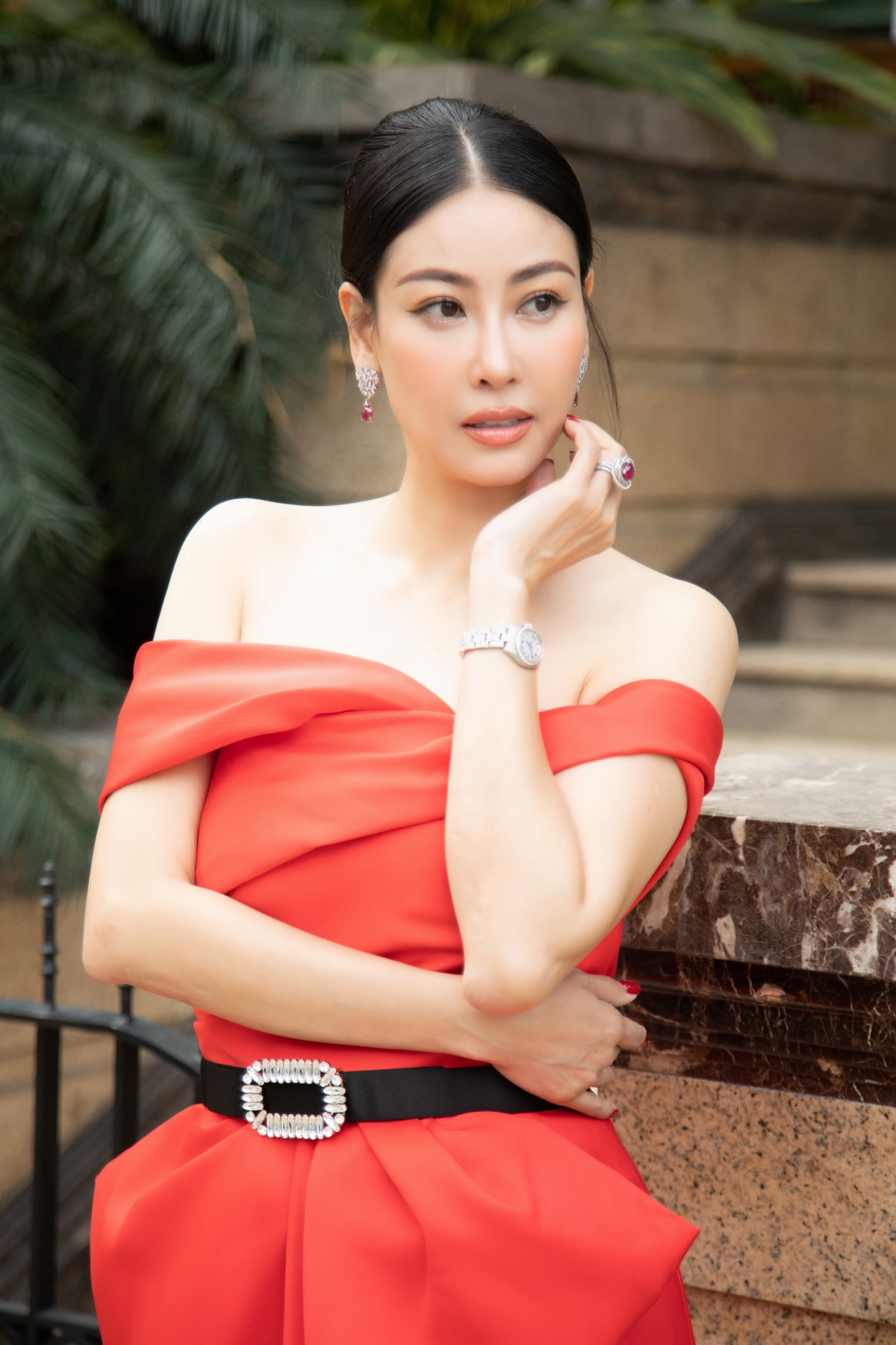 Hoa hậu Hà Kiều Anh diện chiếc váy trễ vai, phom bất đối xứng được tạo nên từ những đường gấp nếp tinh tế, một nét đặc trưng trong thiết kế của Đỗ Mạnh Cường.
