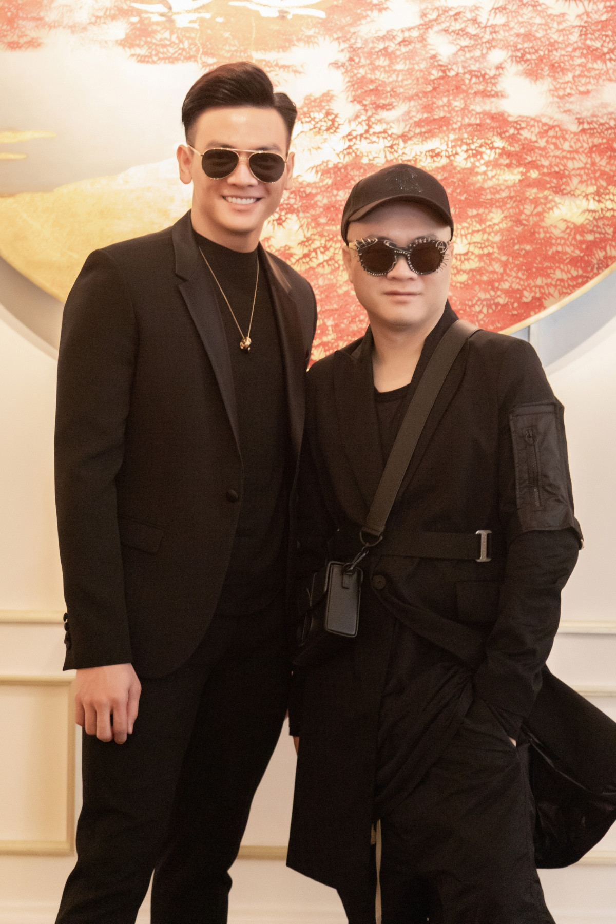 Đến chúc mừng sinh nhật NTK Đỗ Mạnh Cường, người mẫu Lê Xuân Tiền chọn trang phục đen đồng điệu.