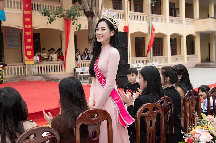 Hoa hậu Đỗ Thị Hà ra mắt quỹ học bổng mang tên mình tại Thanh Hóa - 1