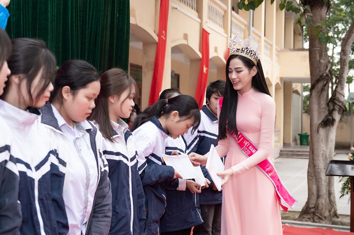 Hoa hậu Đỗ Thị Hà ra mắt quỹ học bổng mang tên mình tại Thanh Hóa - 2