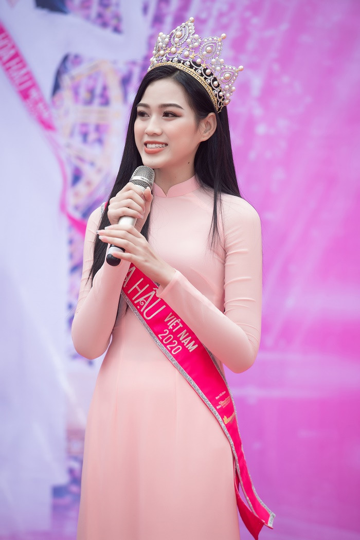 Hoa hậu Đỗ Thị Hà ra mắt quỹ học bổng mang tên mình tại Thanh Hóa - 3