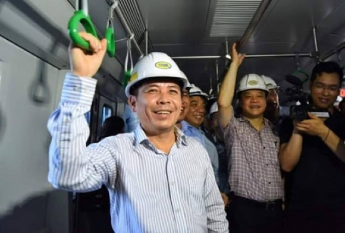 Bộ trưởng Bộ GTVT Nguyễn Văn Thể trong một lần kiểm tra vận hành thử đường sắt Cát Linh - Hà Đông.