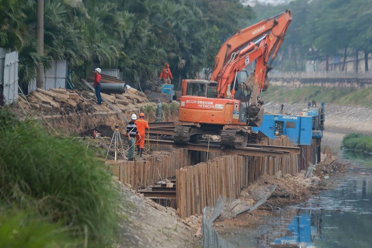 Từ ngày 18/5/2020 một hệ thống cống gom nước thải ở thải bên bờ sông Tô Lịch được khởi công.