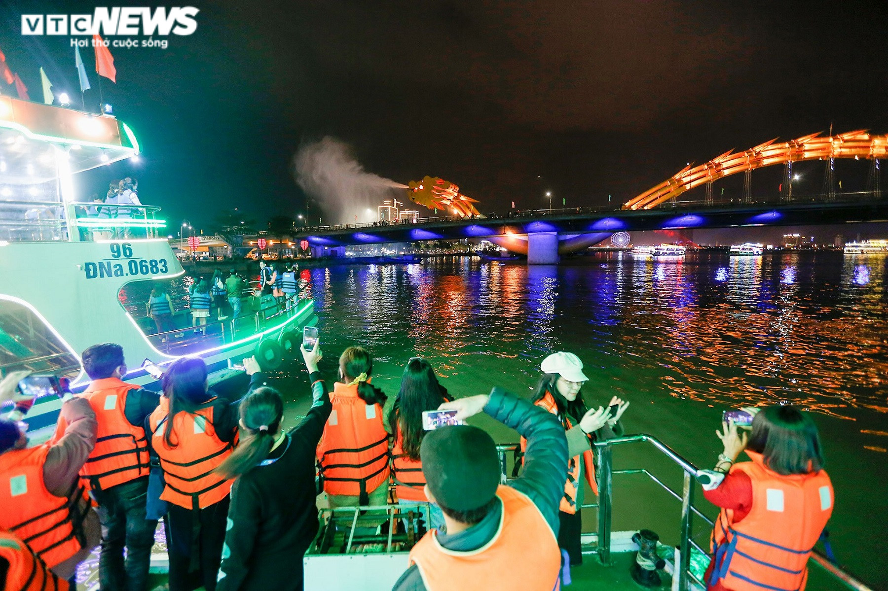 Đà Nẵng tặng vé miễn phí tour du lịch bằng du thuyền đêm trên sông Hàn - 1