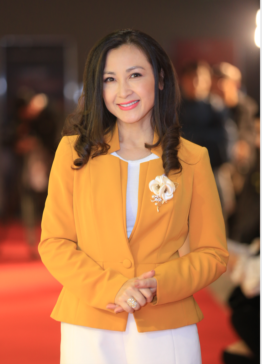 Hoa hậu Đỗ Mỹ Linh khoe vai trần, đọ sắc với Châu Bùi - 9