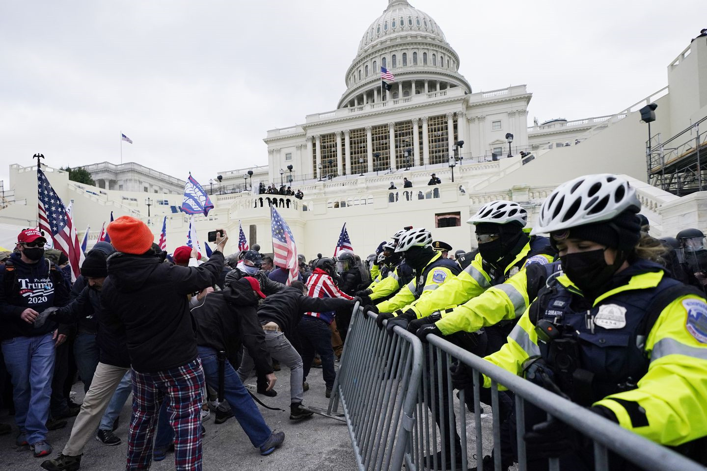 Trực tiếp: Người ủng hộ Trump xông vào toà nhà Quốc hội, Điện Capitol tê liệt - 2