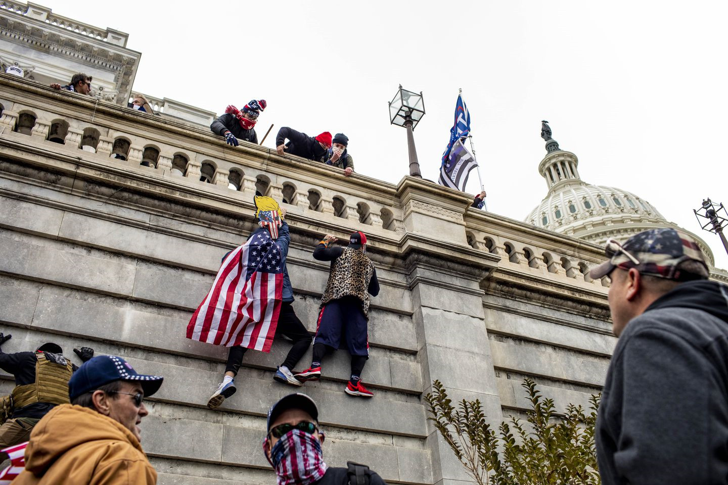 Trực tiếp: Người ủng hộ Trump xông vào toà nhà Quốc hội, Điện Capitol tê liệt - 6