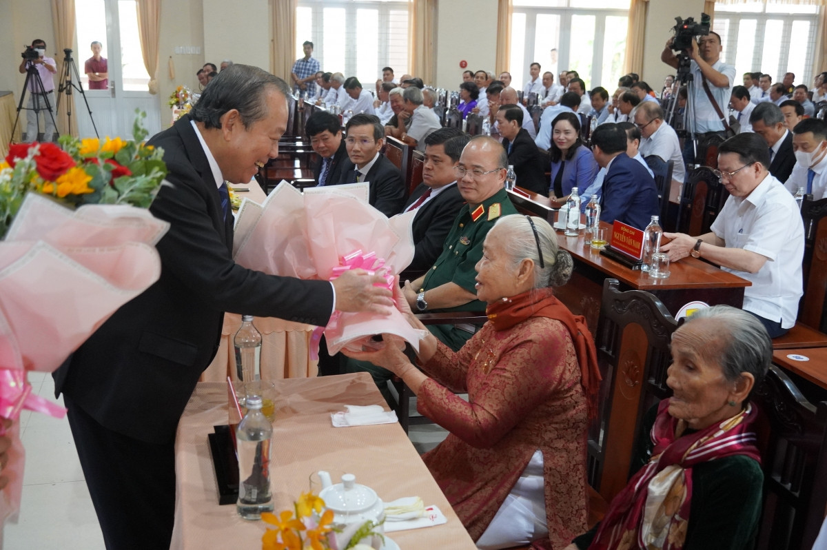 Uỷ viên Bộ Chính trị - Phó Thủ tướng thường trực Trương Hoà Bình tặng hoa cho Mẹ VNAH.