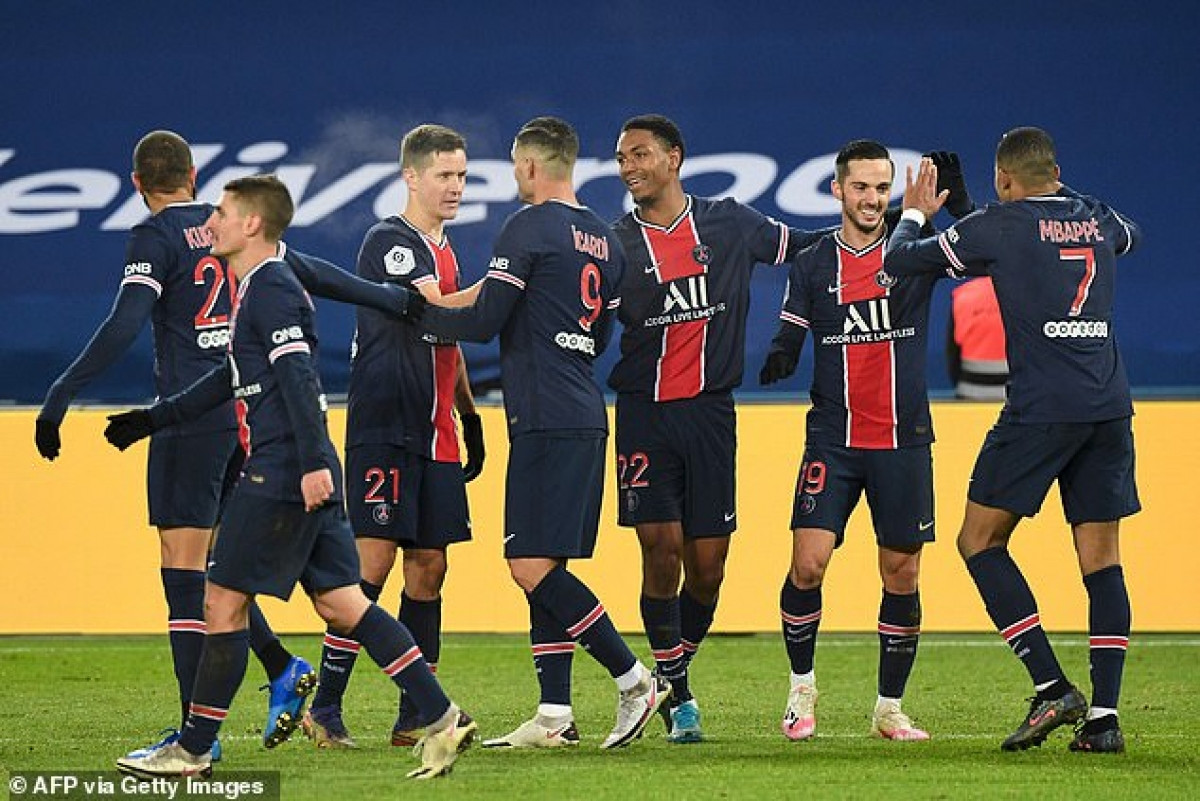 Niềm vui nhân đôi với PSG khi đối thủ trong cuộc đua vô địch là Lyon bị Rennes cầm hòa 2-2.