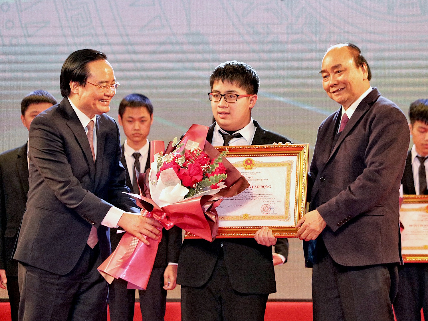 Nam sinh nhỏ tuổi nhất đội tuyển Olympic Việt Nam nhận Huân chương Lao động - 1