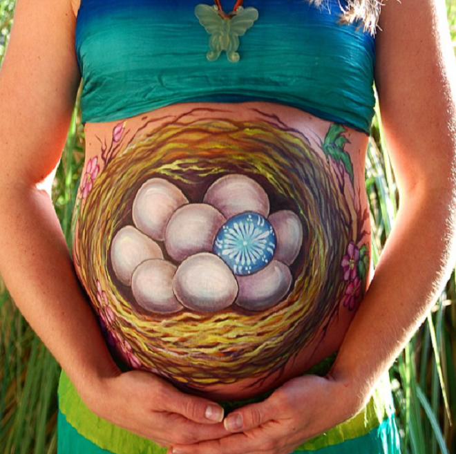 Mê mẩn loạt tranh vẽ trên bụng bầu của những người mẹ sắp sinh - 1
